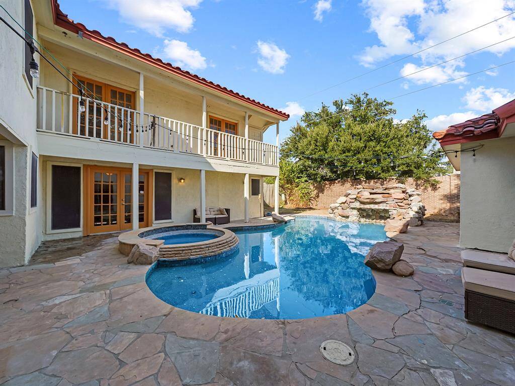 Side view of Private Pool