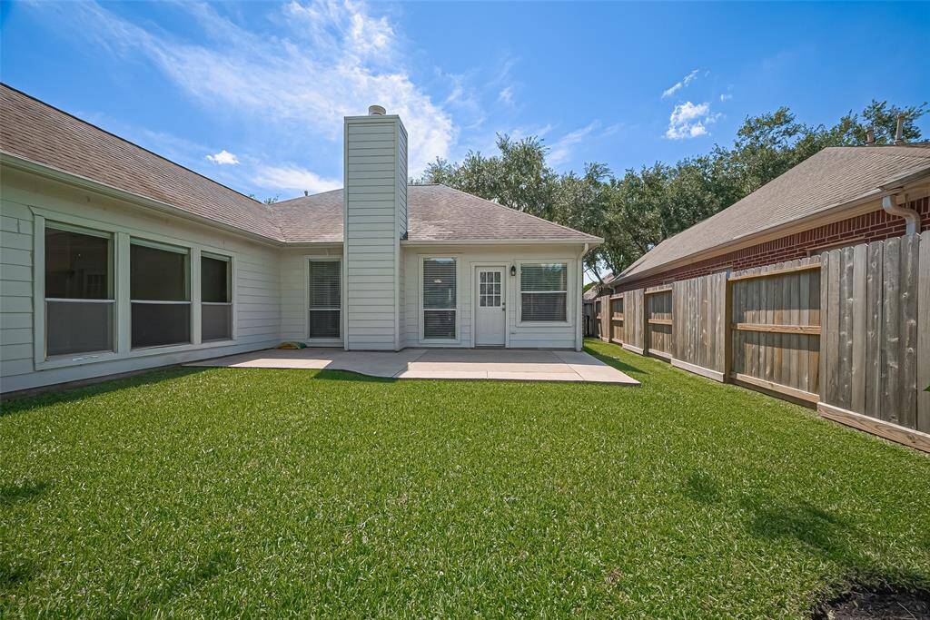 Well maintained backyard w/nice sized patio area
