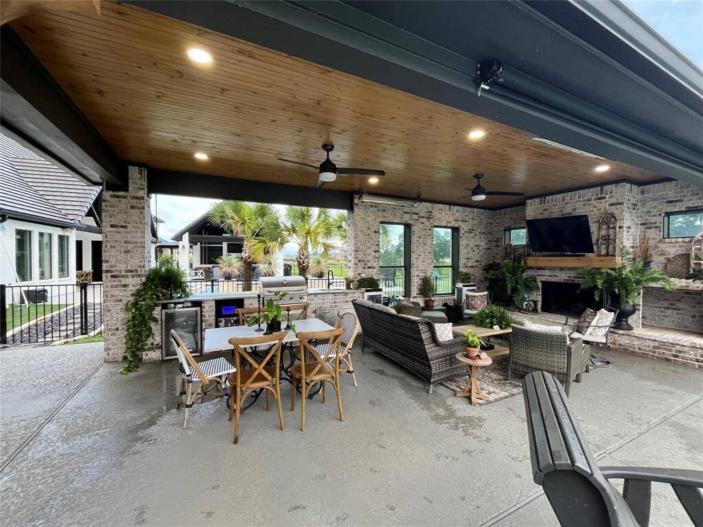 Outdoor living off lounge area