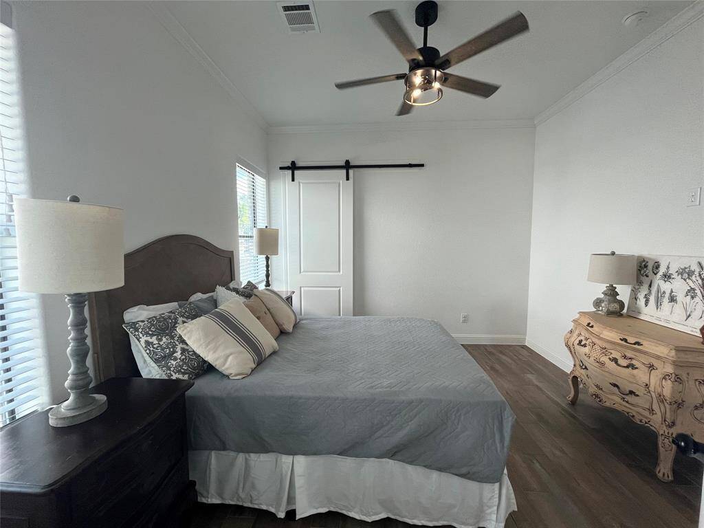 Another secondary bedroom down