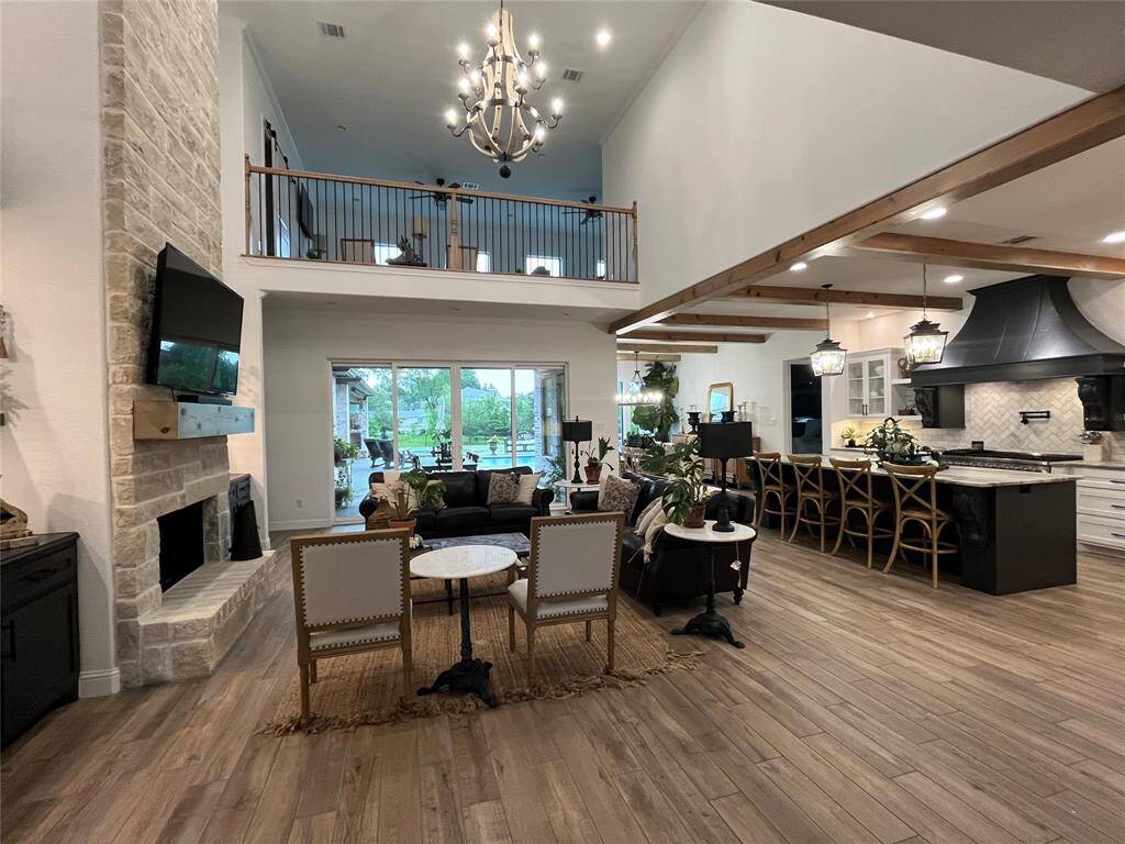 Massive ceilings and super open floorplan