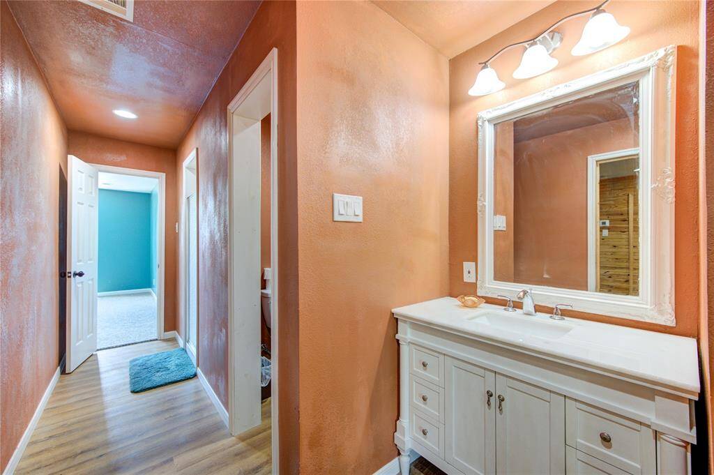 The Hollywood style bathroom between the two bedrooms features a walk-in shower