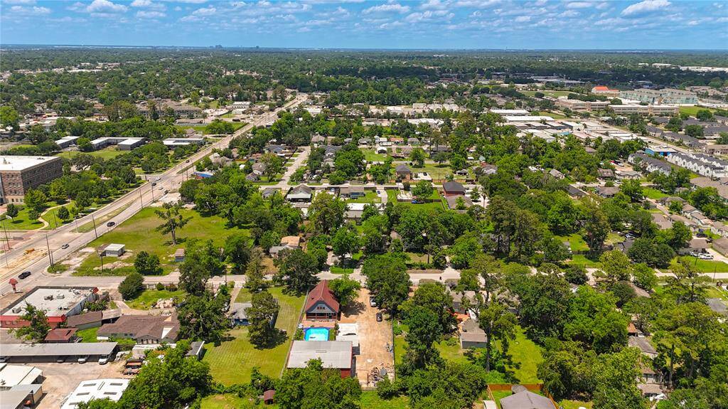 Aerial shot from back of property showing Fulton Street. Houston Community College 2 blocks up on left.