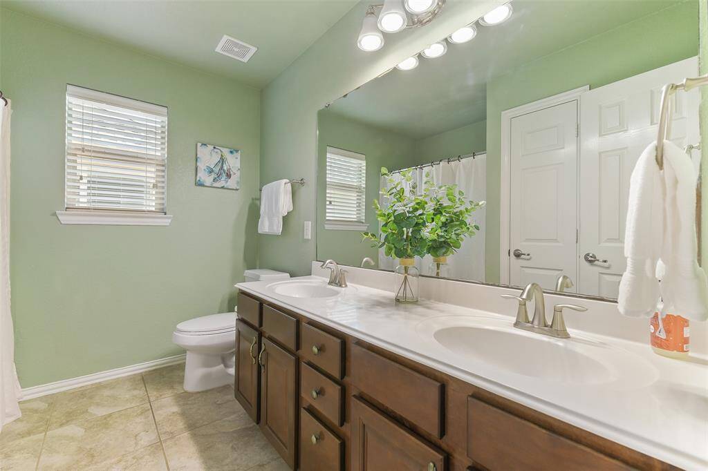 Secondary Bathroom Upstairs