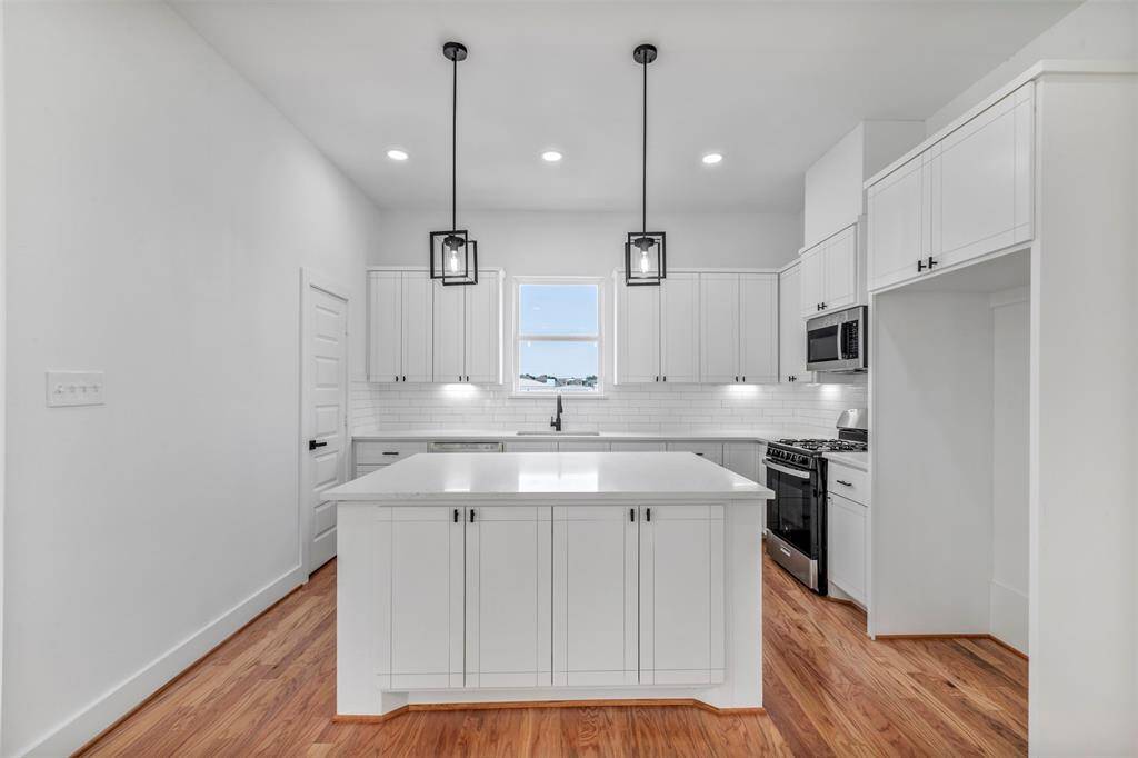Enjoy a stylish and visually pleasing atmosphere in this modern kitchen.