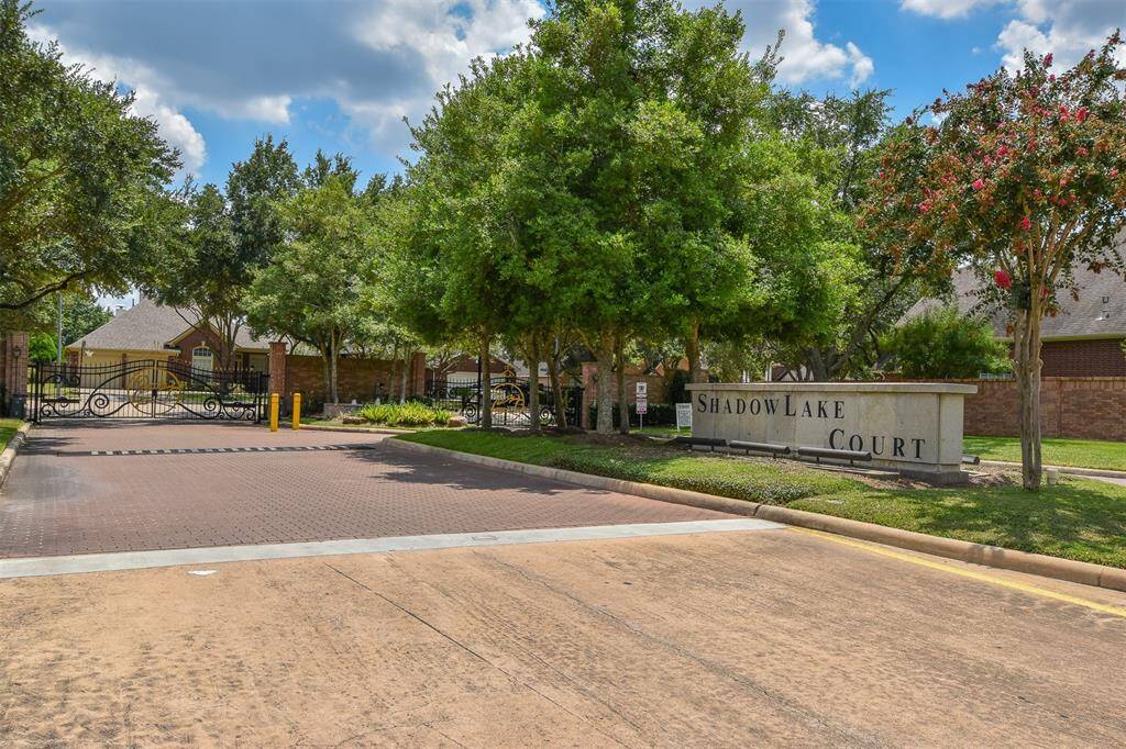 Great Location, gated community. So close to Town, Shopping & fine dining. Call today for more info & appointment!!!!