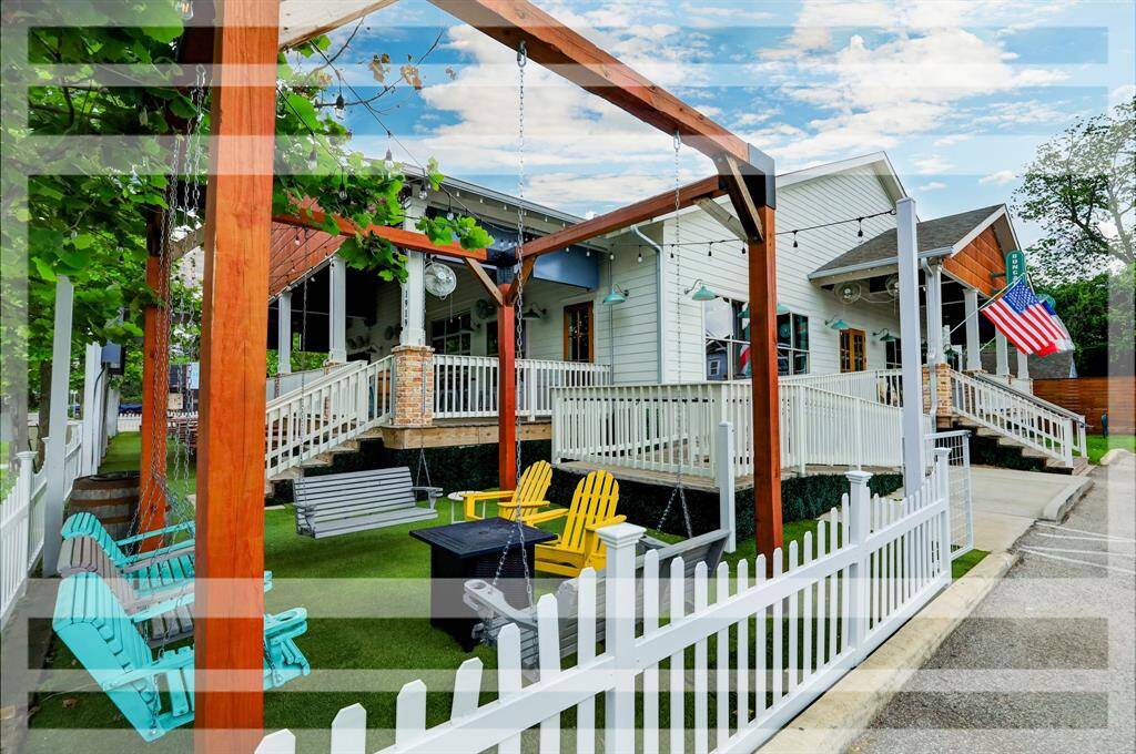Great Walkability in this PRIME Heights Area Location!!