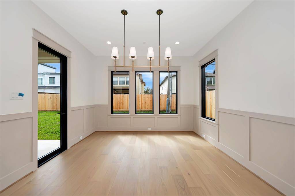 Oversized breakfast room - same size as a formal dining room conveniently connected to the kitchen.