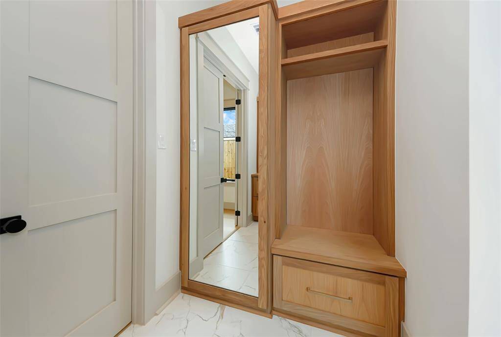 Full length mirror and bench in primary bath