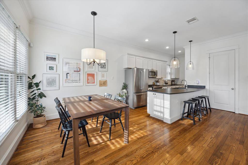 Lots of space for dinner guests!