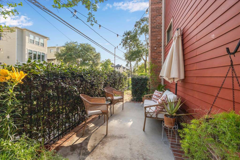 Charming side patio. The perfect spot for a grill and drinks!