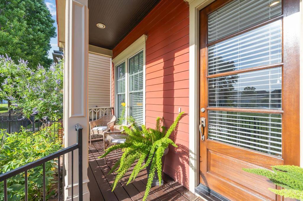 Such a relaxing spot! Enjoy a morning cup of coffee or an evening glass of wine!