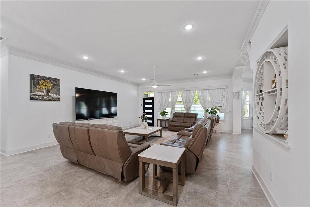 The ample living room measures 20'x21'