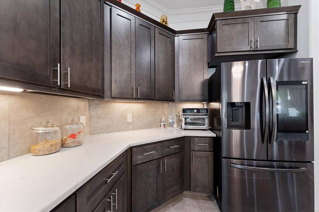 Matching appliances are all top of the line.