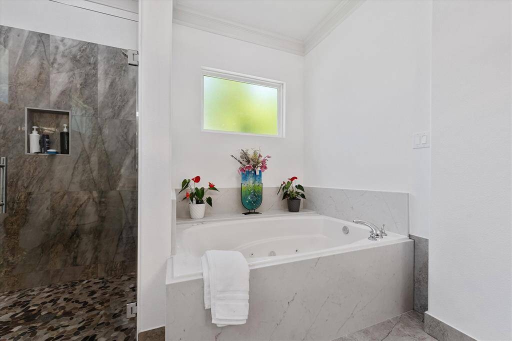 Relax after work in this jucuzzi-style jet tub.