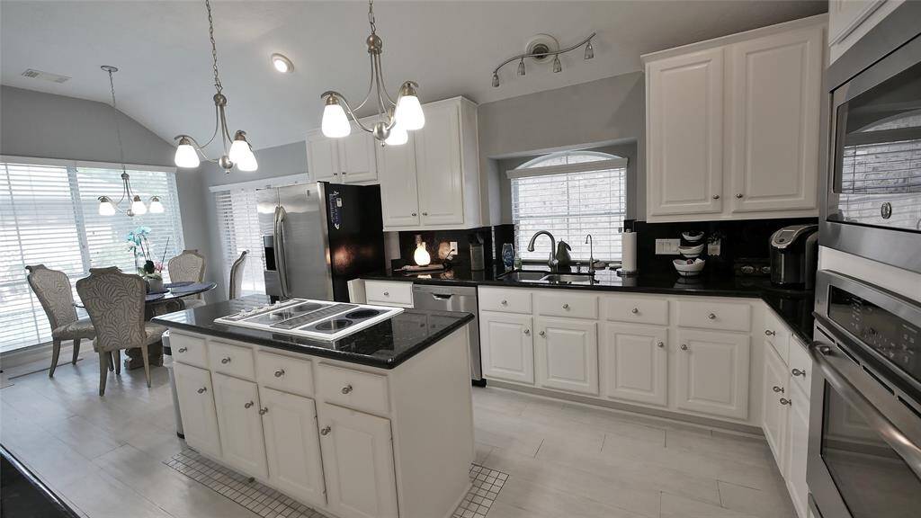 Kitchen and Breakfast