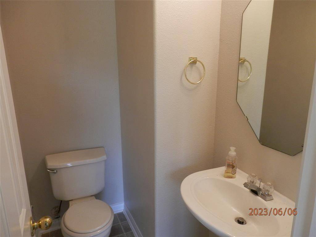 1/2 bath downstairs