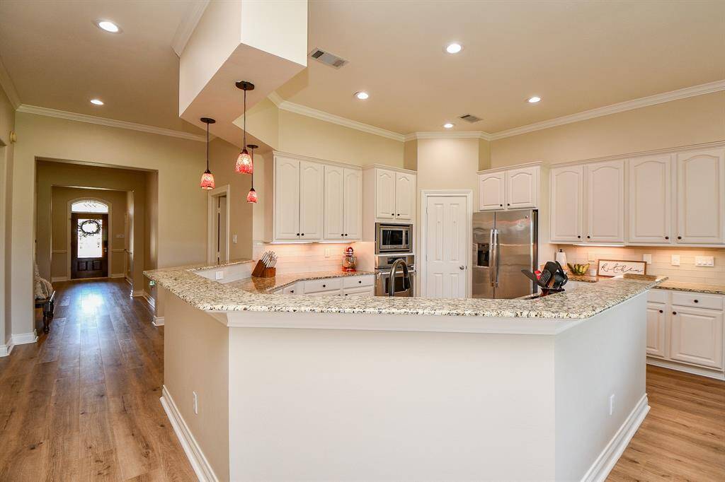 Huge breakfast bar for plenty of seating.
