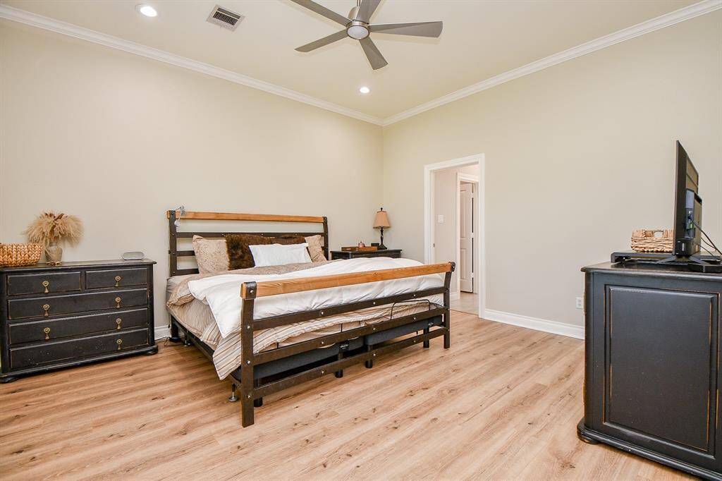 Spacious primary bedroom.