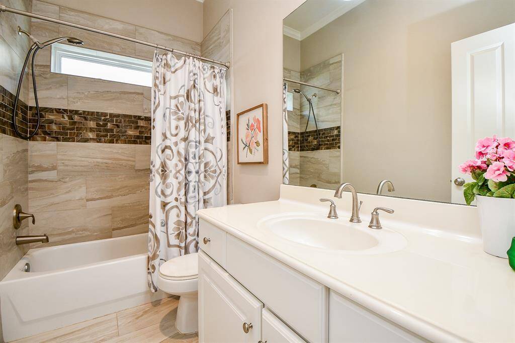 Secondary full bathroom.