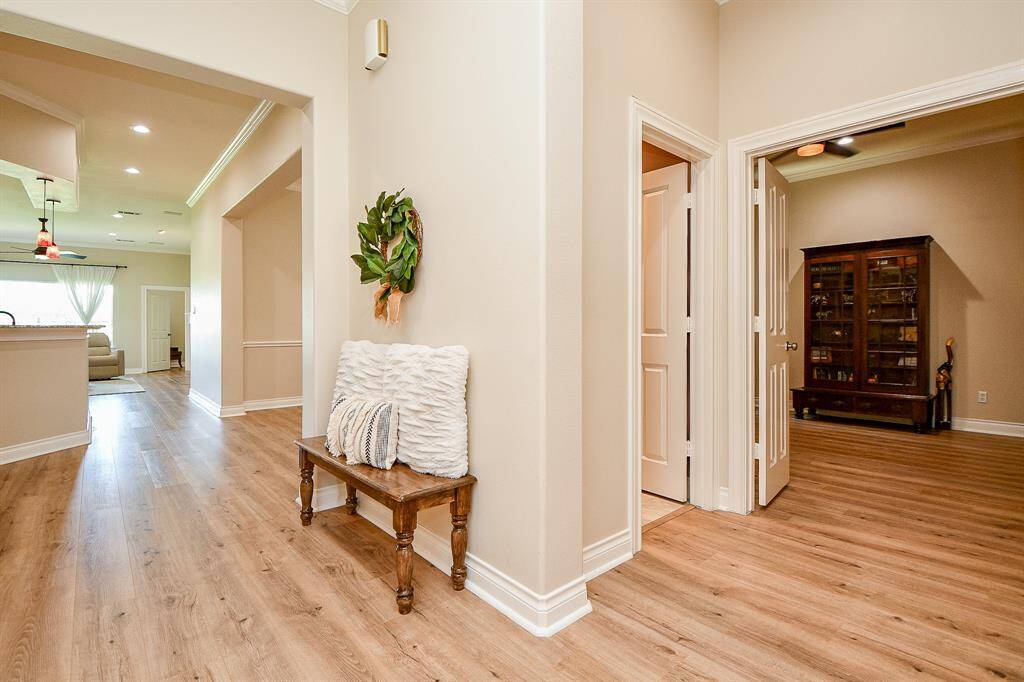 Great floorpan with beautiful finishes. Gorgeous flooring and perfect paint color!