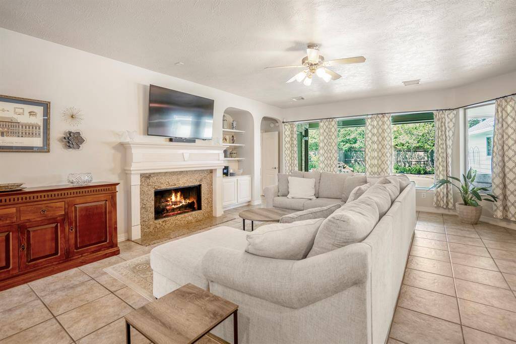 The open floor plan offers your family a spacious living room with cozy fireplace and tiled floors which are maintenance free.
