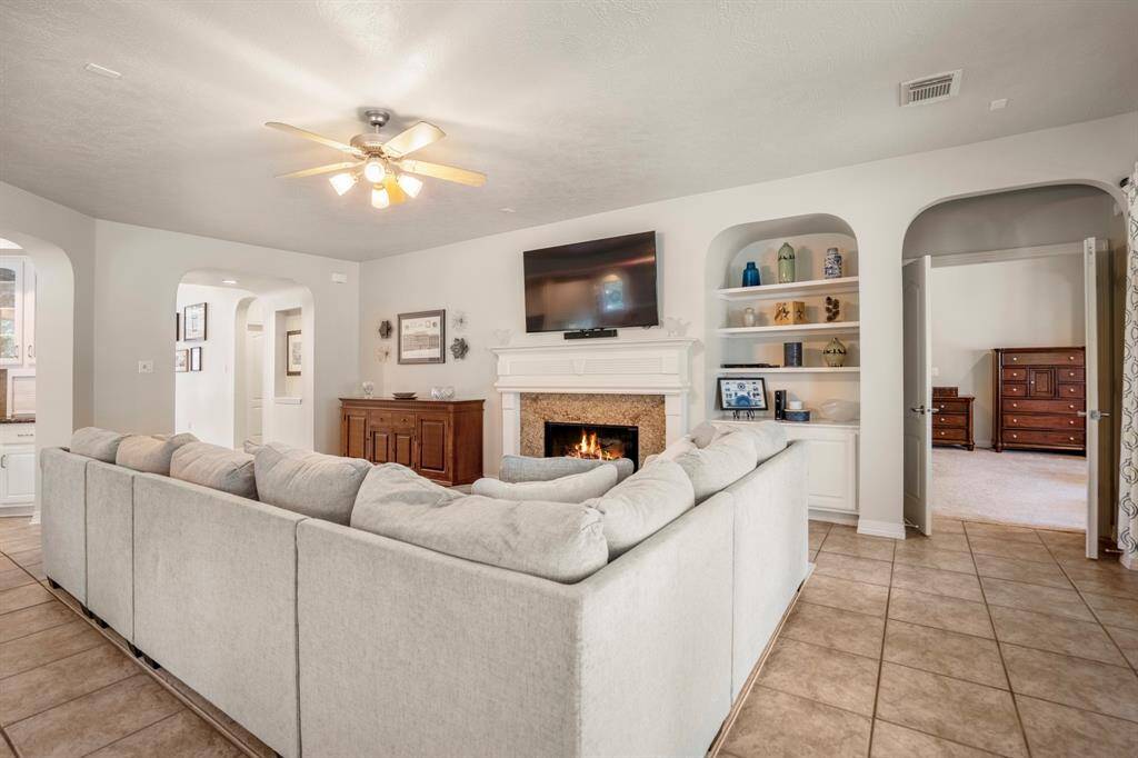 The built in entertainment shelves offer a tucked away place for your TV equipment.