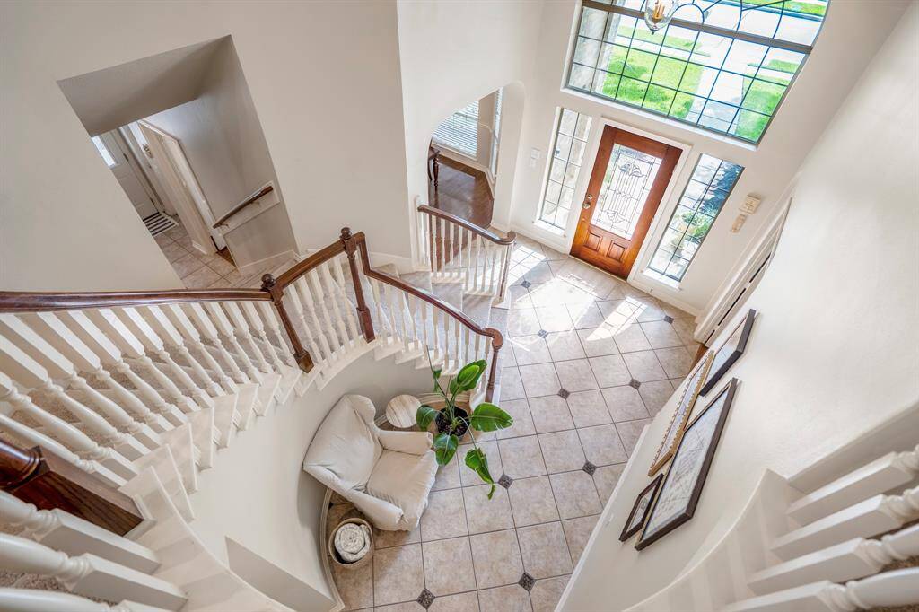 The best way to describe this house is spacious, light and airy.  Here you can appreciate the cathedral ceilings in the entry and the light that reflects into the foyer.