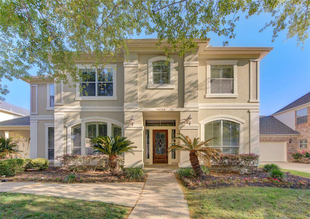 Enjoy, resort-style living, in this 2-story stucco Lakes of Parkway property.