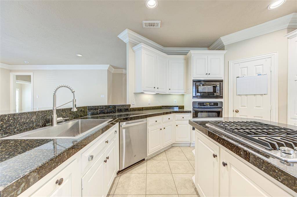Kitchen alt. view