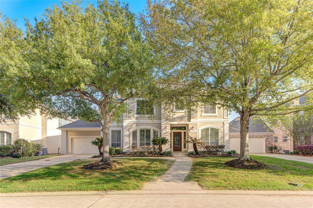 Enjoy, resort-style living, in this 2-story stucco Lakes of Parkway property.
