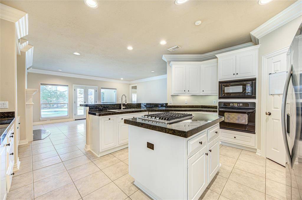 Kitchen alt. view