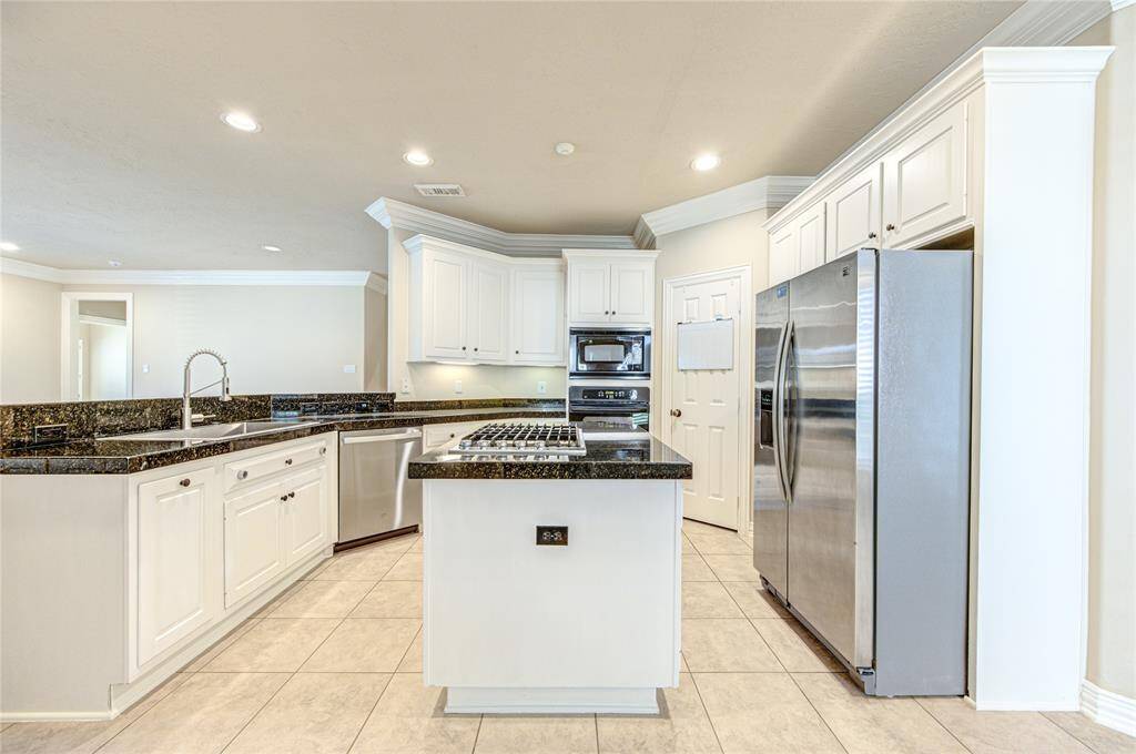 Kitchen alt. view
