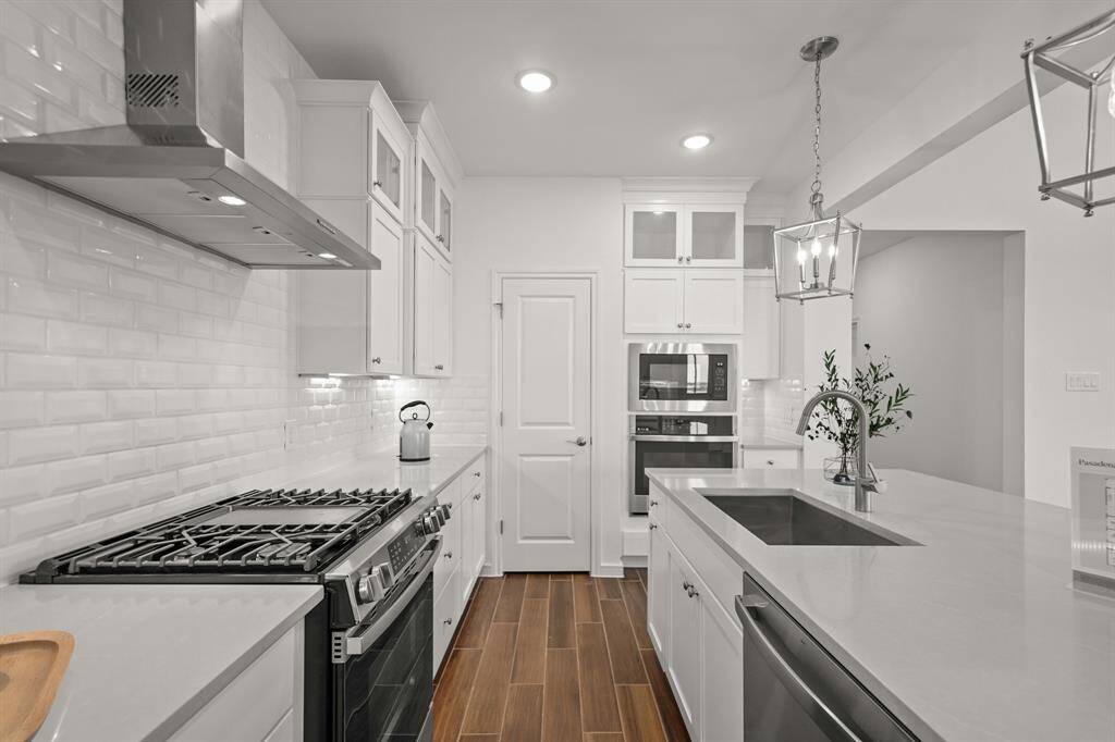 Quartz countertops and white stacked cabinets in the kitchen (*Photo not of actual home and used for illustration purposes only.)