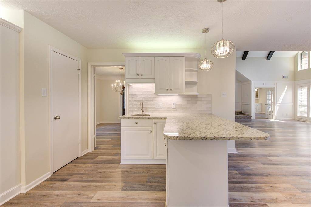 Wet bar area and sit up bar.