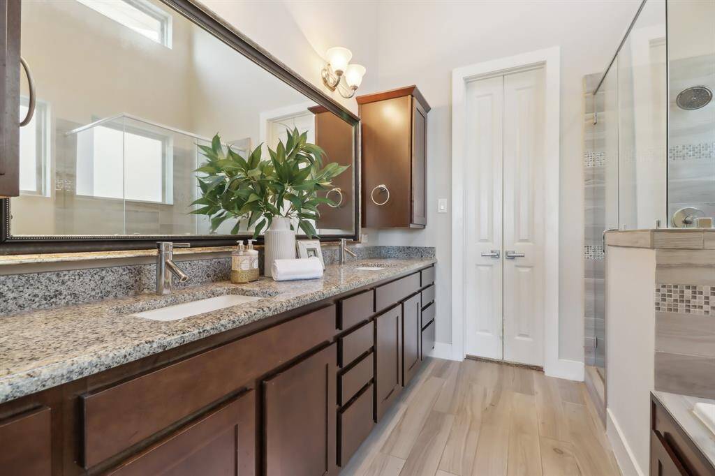 Large double vanity with tons of counter space as well as cabinet/drawer storage