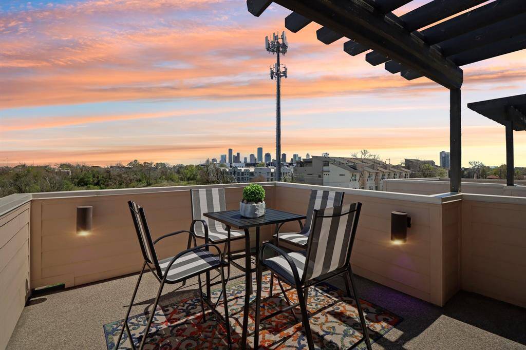 The perfect way to end the day- enjoy the sunset from your roof top terrace.