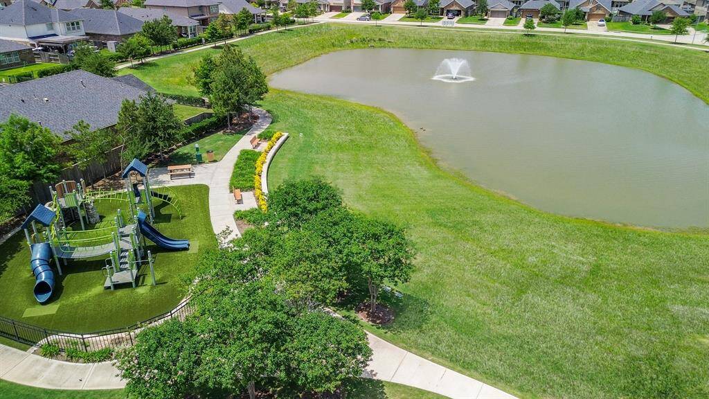 Temperatures are warming, so think about a fun outdoor housewarming bash!