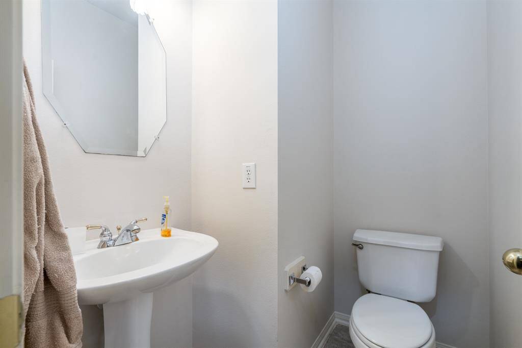 Guest 1/2 bath