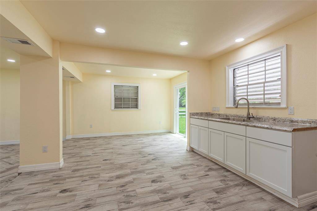 OPEN AREA IN KITCHEN AND DINING AREA