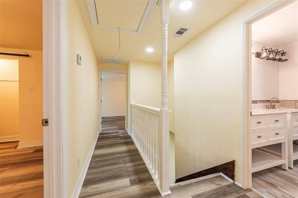 UPSTAIRS HALL WAY ACCES TO ALL BEDROOMS