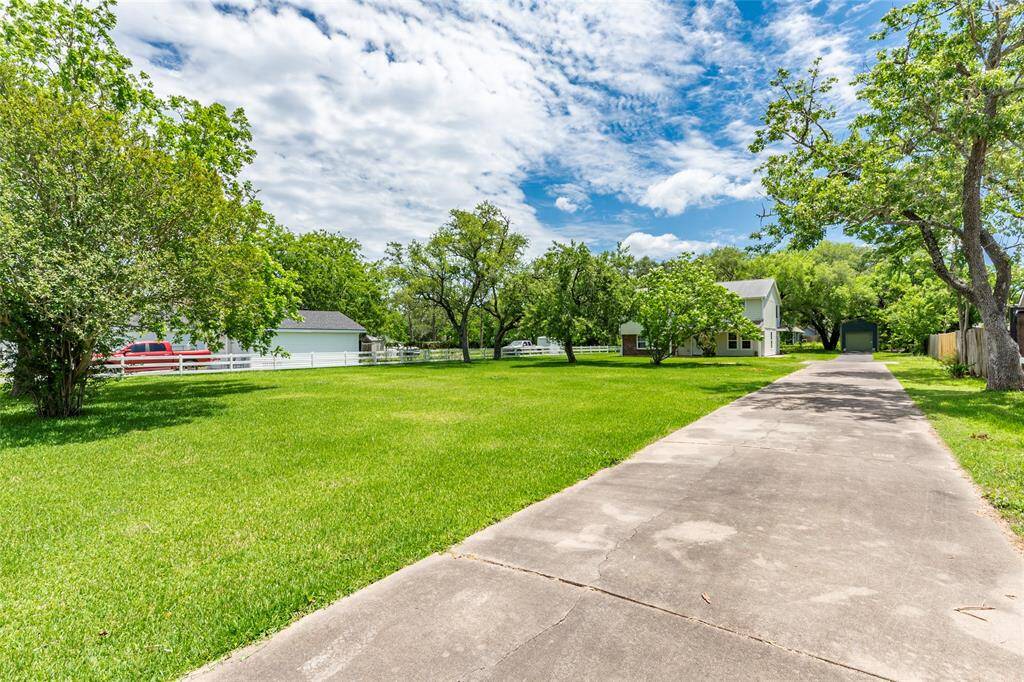 LONG DRIVE WAY FOR LOTS OF PARKING