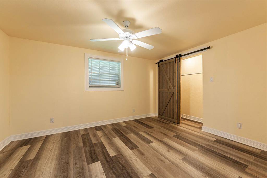 BEDROOMS WITH BARNSTYLE DOORS