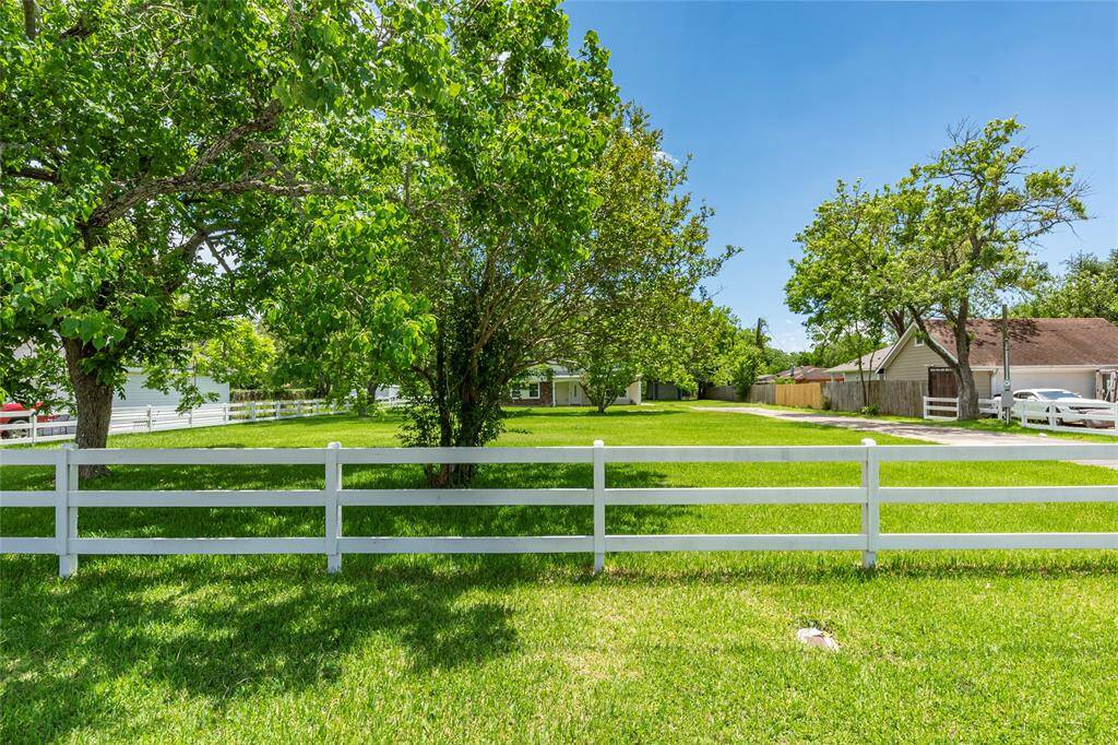 NICE WHITE WOODED FENCE AROUNF THE HOUSE
