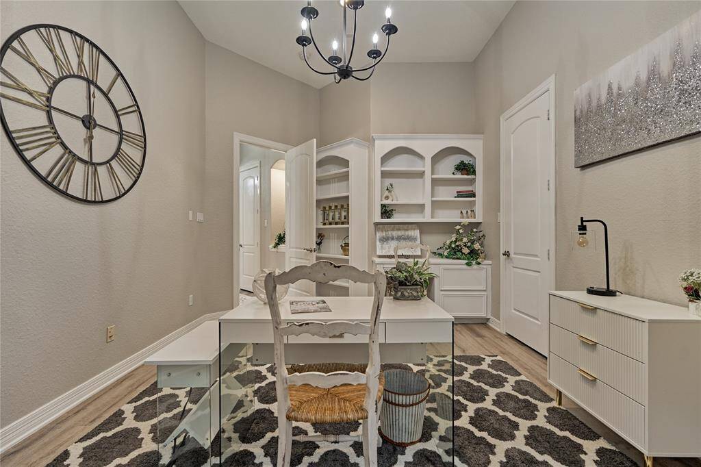 Left of the main foyer, is an elegant opening to the chef’s kitchen, breakfast area, and elegant living room