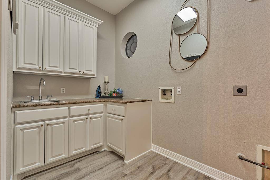 Secondary bedroom with access to a Jack and Jill full bath.