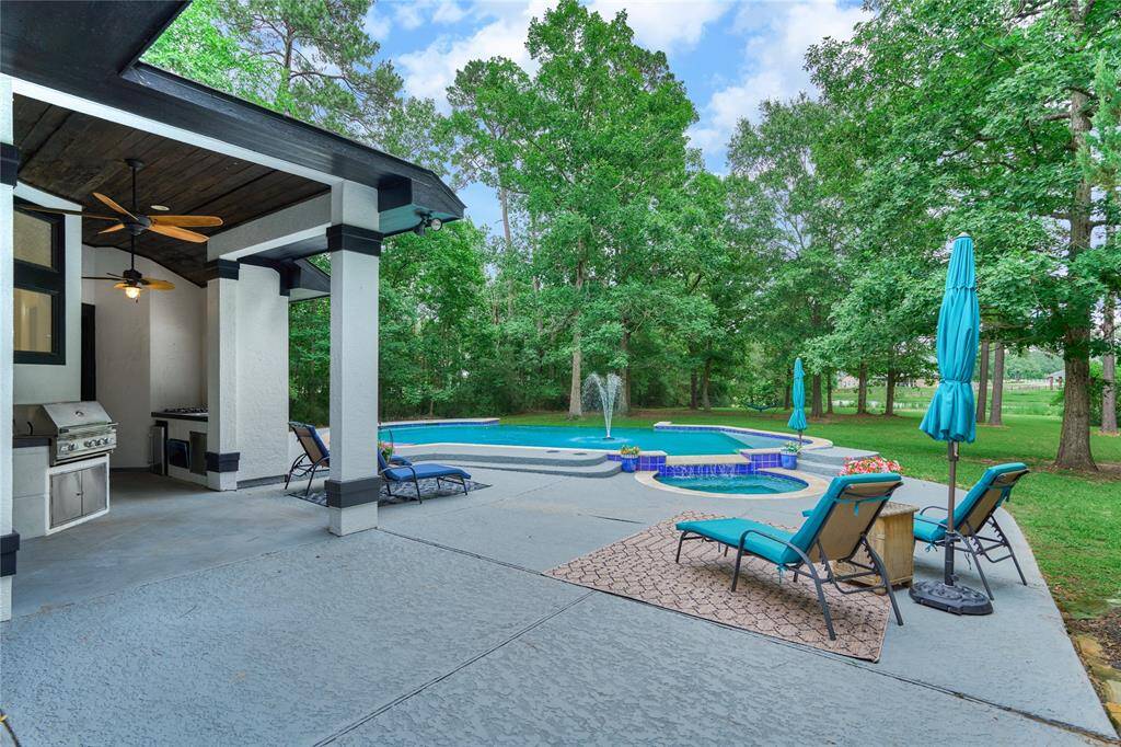 Intimate outdoor kitchen, perfect for gatherings and entertaining.