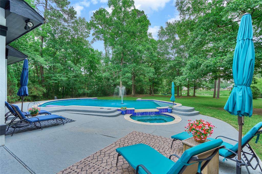 Intimate outdoor kitchen, perfect for gatherings and entertaining.
