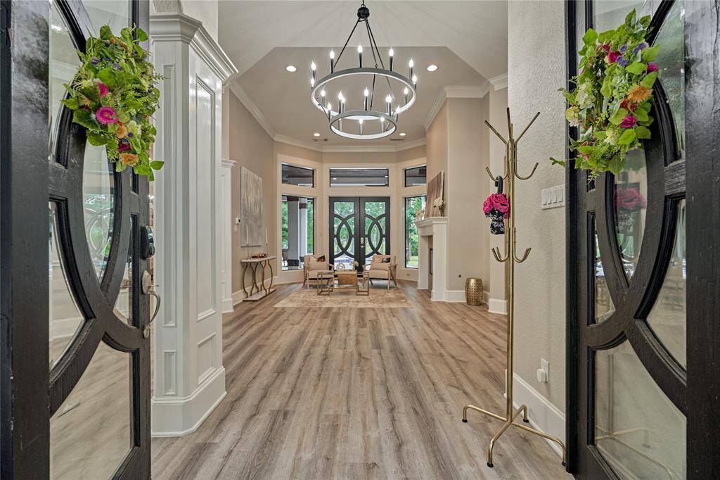 Elegant formal dining room, perfectly adjacent to the chef’s kitchen and main entrance.