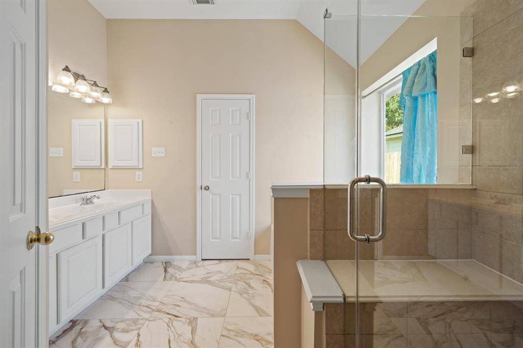 Beautifully maintained primary bathroom.